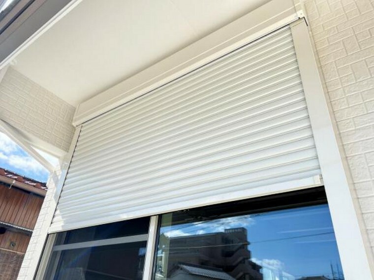 防犯設備 大切な窓を守るシャッターです。防犯防音だけでなく台風対策にもなり、安心安全です。