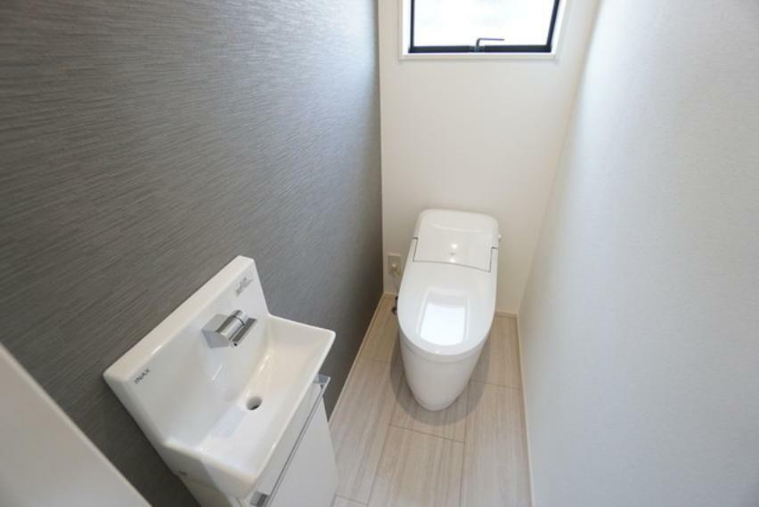 トイレ 1階トイレは手洗い器を設けていますのですぐに手が洗えて衛生的です。
