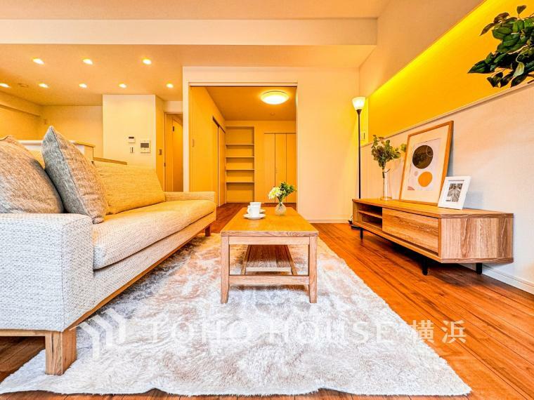居間・リビング 柔らかな色調、質感で、ゆったりとしたくつろぎの空間を演出。