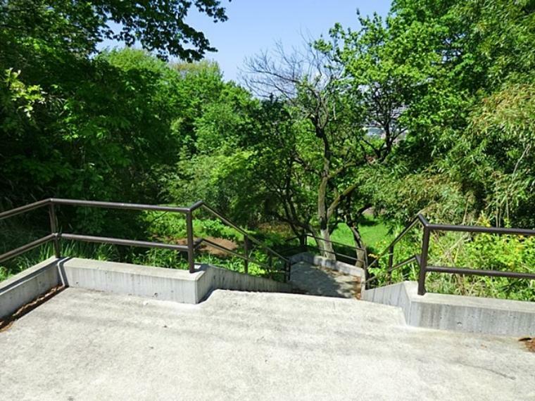 公園 飯島南公園（高台に立地する見晴らしの良い公園。天気の良い日には富士山を遠望する美しい眺めが広がります。）
