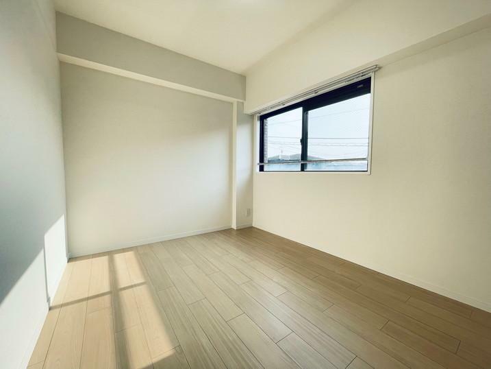 洋室 【洋室5.4帖】シンプルで家具配置もしやすいお部屋です。