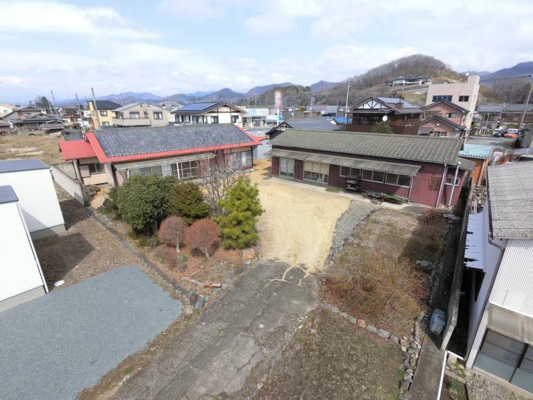 外観写真 豊かな緑の山並みが雑音を消してくれるよう。眺めて景色良く、住んで静かな環境です！