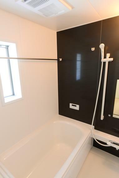 【同仕様例】ゆったりとした広さのバスルーム。浴室乾燥機付きで雨の日や花粉の多い季節でも浴室で洗濯物を干すことができます。