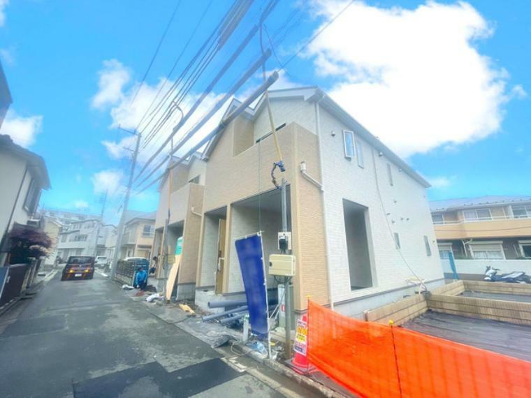 現況写真 穏やかな雰囲気漂う、緑と調和した街並みに建つ新築一戸建て。 ■府中市若松町2　新築一戸建て■