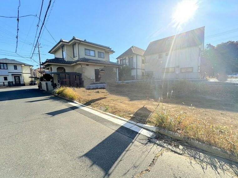 現況外観写真 ～閑静な住宅街の立地～ ・周辺は閑静な住宅街となっておりますので、静かな暮らしをご実現いただけます。 ・前面道路の交通量も多くないので、小さなお子様がいるご家庭でもご安心ですね。