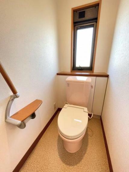 トイレ 手すり付きのトイレは長く住むことを考えられたユーザーに寄り添う設計です