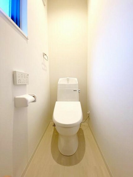 トイレ （トイレ）白を基調とした、シンプルながらも落ち着くデザイン。洗浄付き温水便座で機能性も兼ね備えています*
