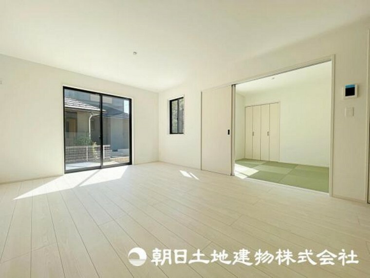 居間・リビング 温かな陽光が部屋に広がり、心地よさを感じる空間。