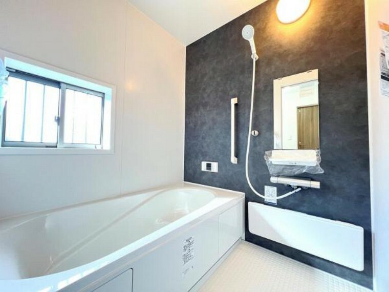 浴室 アクセントパネルを施した浴室。水はけがよくお手入れしやすいシステムバスです。