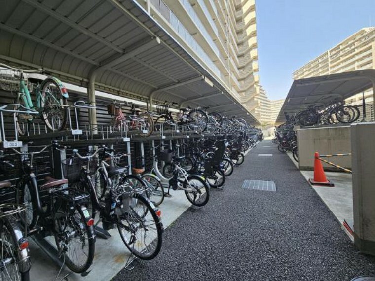 駐輪場 自転車ラックがある駐輪場なので、出し入れしやすくきれいに整理されています。