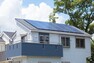 【設備】太陽光パネル搭載の省エネ住宅で光熱費を大幅に削減し、余った電気は売却も可能！加えて屋根への直射日光を遮熱し室内温度を快適に保てます。