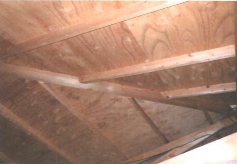 リフォームを行う際には屋根裏まで点検を行っております。雨漏りや配管でのトラブルがあった場合には二年間の瑕疵担保が適用されますので、購入後も安心してお住まいいただけます。