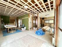 （リフォーム中写真4/19撮影）DKと和室の間取り変更を行い、約15帖のLDKに変更する予定です。天井・壁のクロス張替、床材の張替を行い温かみのある空間に仕上げます。