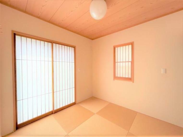 【1階和室】1階和室は約4.5帖の広さが御座います。今どきの琉球畳でおしゃれですね。ご来客時やお子様の遊び場、くつろぎスペースとしても和室があると嬉しいですね。