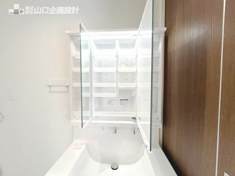 鏡の裏は収納スペース！収納力と機能性に優れた3面鏡の洗面化粧台