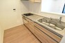 キッチン 作業スペースが広く使いやすいシステムキッチン。食洗機やディスポーザー等最新の設備が充実しています。