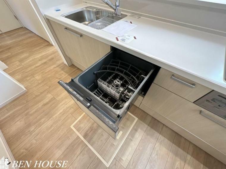 自動食器洗浄乾燥機（同仕様参考写真）・パワフルな洗いで汚れを落としてくれる食洗機。家事の時短になり、ご家族との時間も増えそうですね