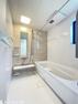 同仕様写真（内観） 浴室（同仕様参考写真）・足を伸ばして寛げるゆったりとした広さのユニットバス。ヒートショック対策にも嬉しい浴室暖房乾燥機完備です。