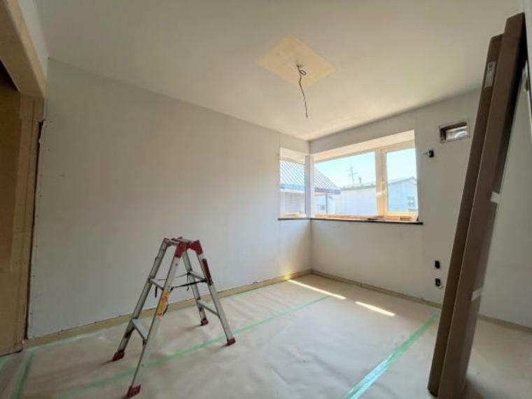 【リフォーム中写真】2階にある約6帖の洋室です。天井・壁のクロスを貼り替え、床はフロア張り替え、照明は新品交換致します。