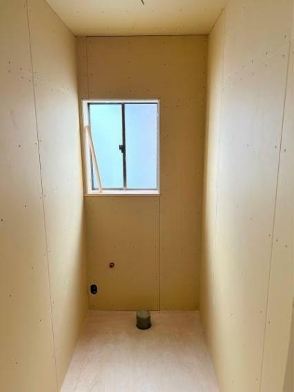 【リフォーム中】トイレは天井・壁のクロス張替えを行い、床はクッションフロアの張替を行います。