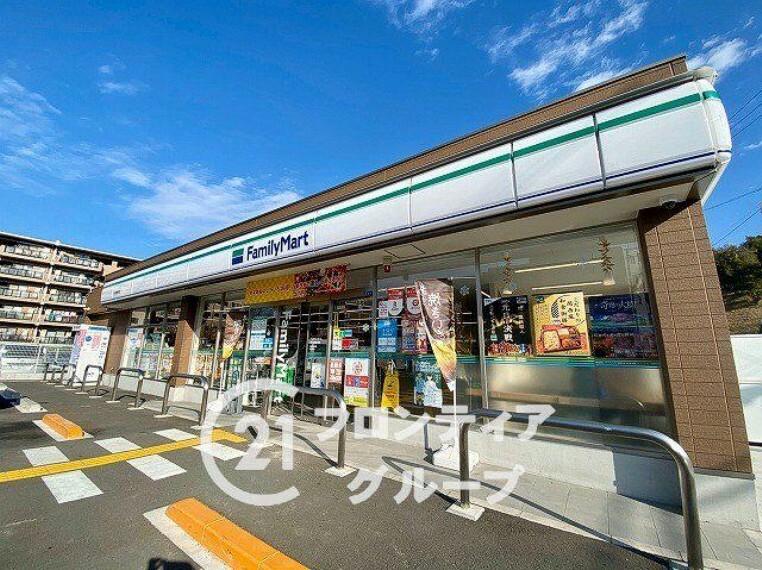 コンビニ ファミリーマート奈良鶴舞西店 徒歩4分。