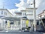 現況写真 静かな住宅街にたたずむ重厚感あるお家。落ち着いた色合いが素敵ですね。