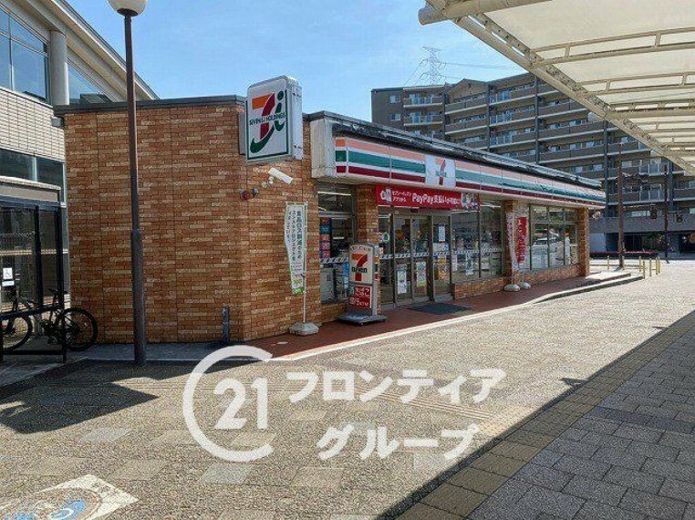 セブンイレブン生駒白庭台駅前店 徒歩8分。