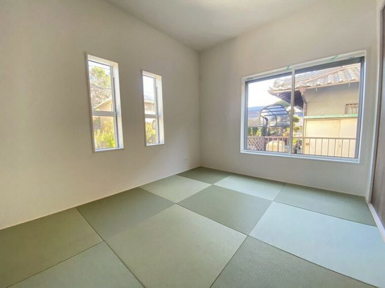 洋室 新しい畳の香りのする和室は、使い方色々。客室やお布団で寝るときにぴったりの空間ですね。