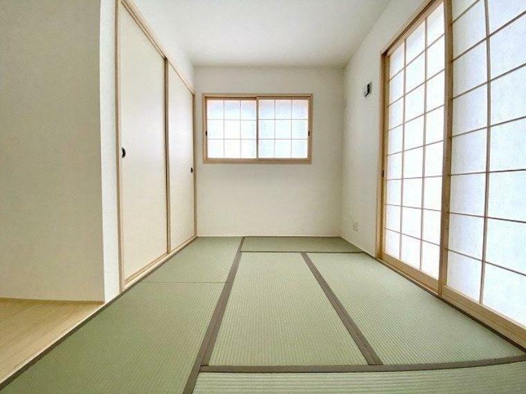 寝室 新しいい草香る畳スペースは、使い方色々！客室やお布団で寝るときにぴったりの空間ですね。