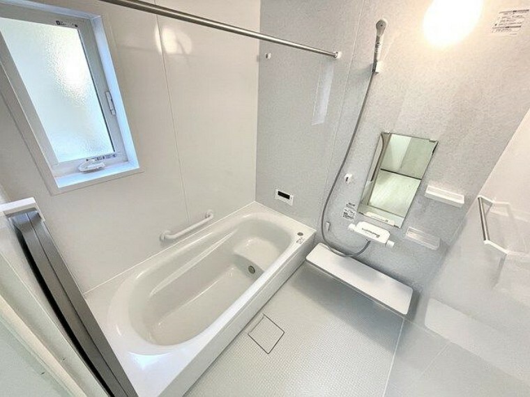 浴室 浴室には隠れた節水機能が充実！シャワーにはたくさんの空気を含んだ大粒の水は節水効果大！浴槽内にはステップがあり、出入り時の負担も軽減するスリムな形を採用