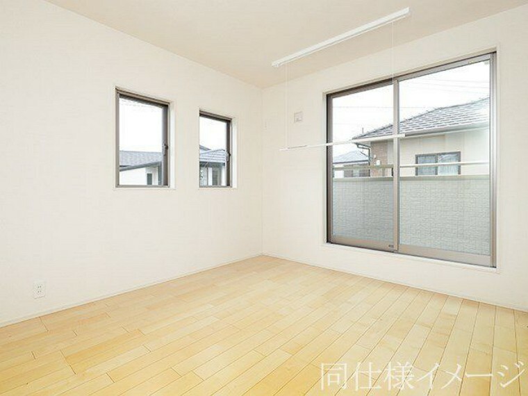 同仕様写真（内観） ＼同仕様写真/こちらのお部屋はバルコニーに面しており、日当たり、通風ともに良好です！お布団などもサッと干せて便利ですね！