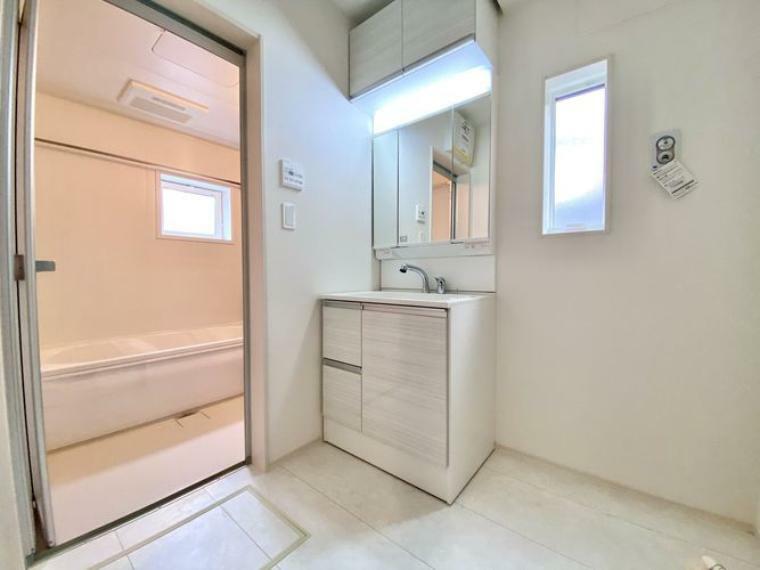 洗面化粧台 小窓付きの洗面室は、毎朝心地よい光を運んでくれるので、すがすがしい気持ちで1日をスタートできます！
