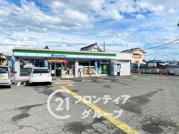 コンビニ ファミリーマート磯城三宅店