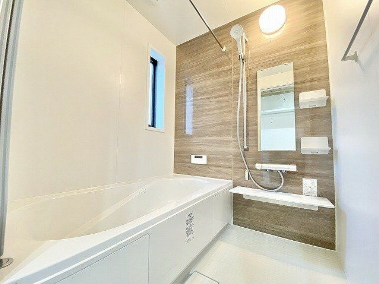 浴室 窓がついているので、こまめに換気ができ、カビの原因の湿気を防げます。