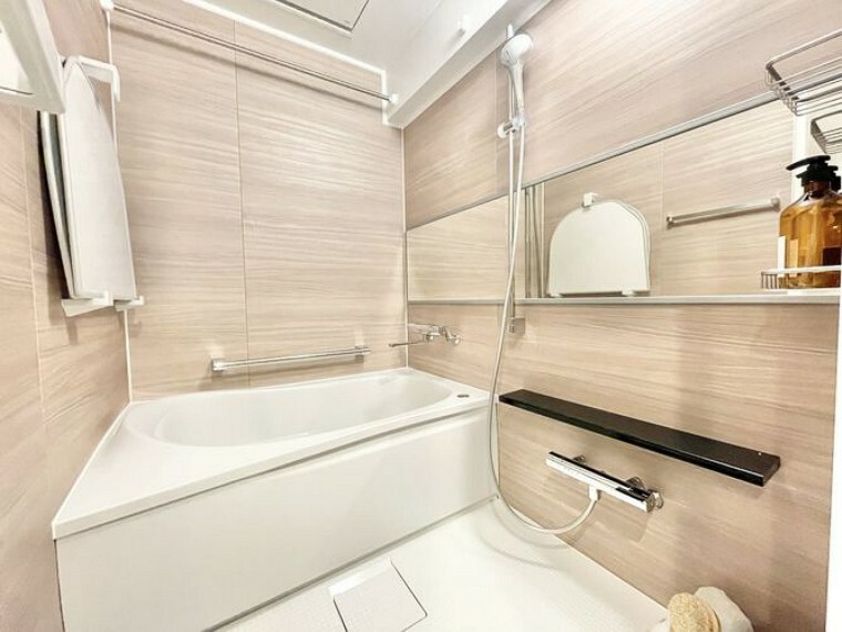 浴室 大きい鏡が特徴の広々としたお風呂です