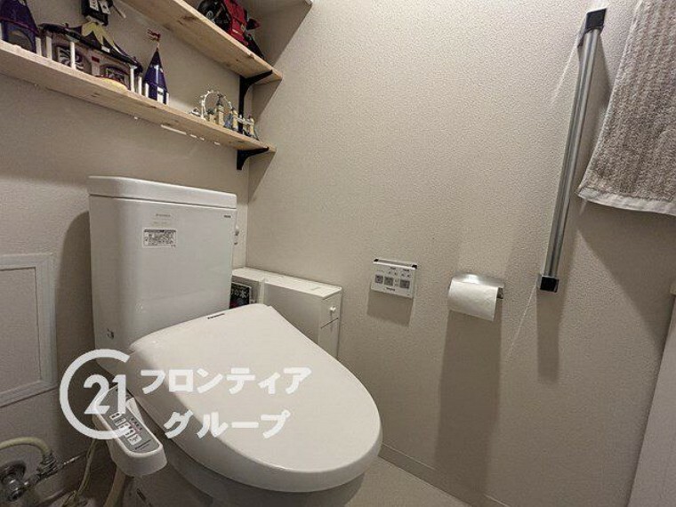 トイレ 多白を基調とした、清潔感のあるシンプルなデザインのトイレです。