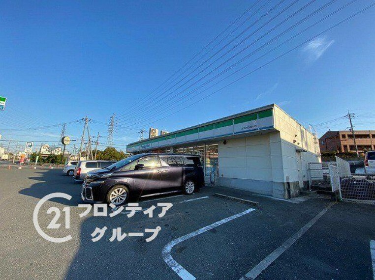 コンビニ ファミリーマート生駒西白庭台店 徒歩27分。