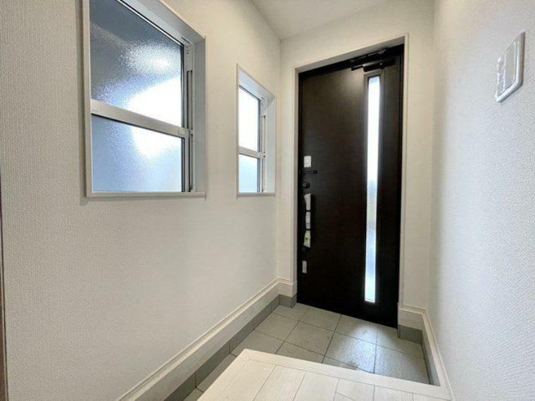 玄関 素敵なデザインの玄関ドアは、断熱性に優れた省エネ仕様