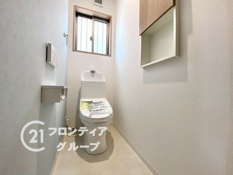 同仕様写真（内観） ＼同仕様写真/ホワイトを基調にした、すがすがしいまでにシンプルなトイレです。