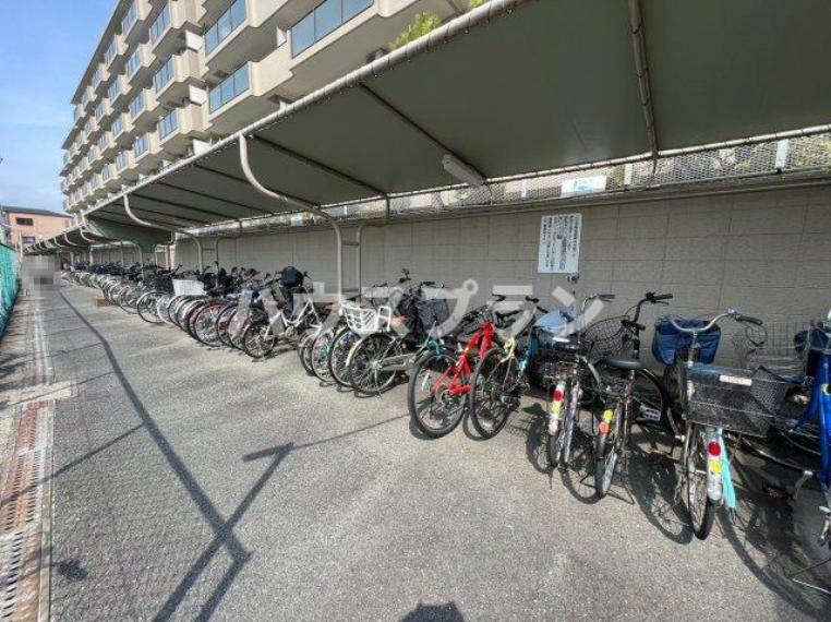 駐輪場 居住者の皆様の利便性を考慮し、広々とした自転車置き場をご用意しております。 屋根の下に位置するため、天候や季節の変化に左右されず、いつでも安心して自転車を駐輪することができます。