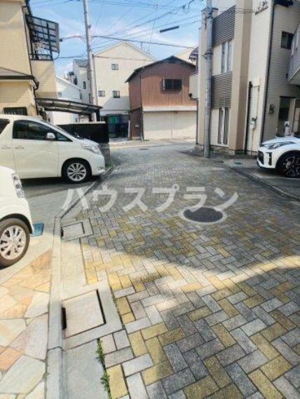 現況写真 前道　4.7m　子供たちが安心して遊べる環境です。また、静かな環境でストレスの少ない生活が送れます。家族や個人が安心して住める理想的な生活環境を提供します。