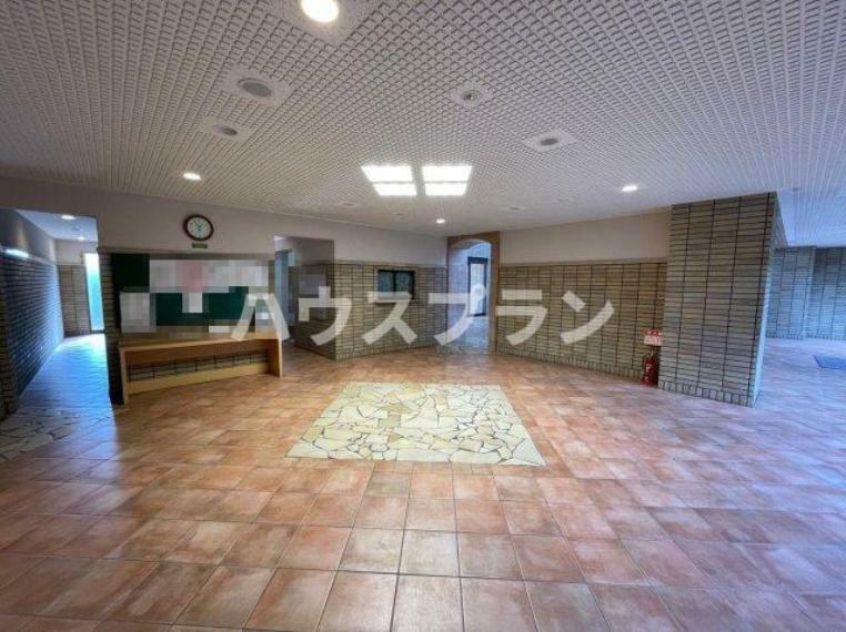 ロビー ロビーには、建物内の施設や設備、イベントなどの情報を表示するための案内板や案内ディスプレイが設置されることがあります。これにより、住民や訪問者が必要な情報を簡単に確認できます。