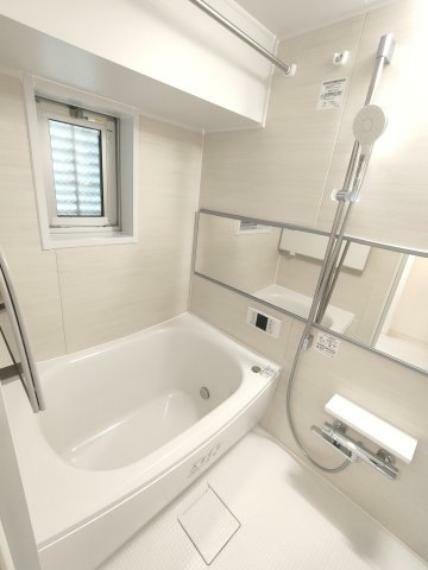 浴室 ・浴室 　マンションには珍しい窓のある浴室。通風がよく、梅雨時でも安心。 　