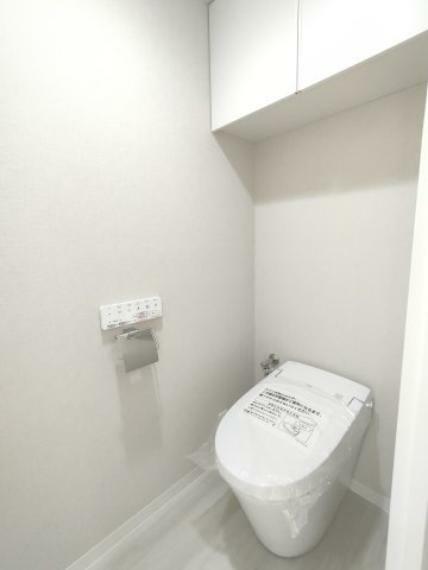 トイレ 【トイレ】 白を基調とした清潔感のあるトイレ。ウォシュレットも付いてますので快適にご使用いただけます。