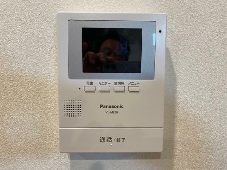 モニター付インターホンは来客者を確認できるのでお子様のお留守番にも安心です。録画機能も備えているのでお出かけの際の訪問者の確認もできます。