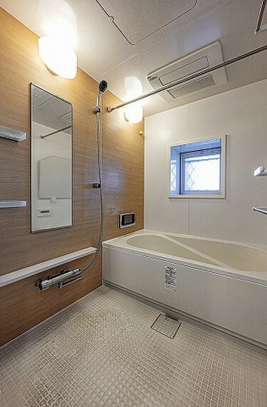 浴室換気乾燥機、追焚き機能のついた浴室。衛生面でも嬉しい窓付きです。