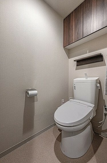 温水洗浄便座付きトイレ。吊戸棚がついている為収納にも困りません。