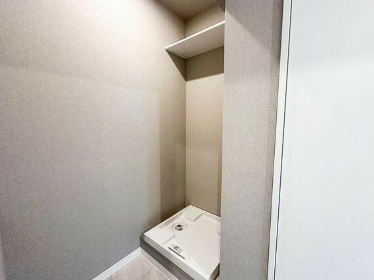 洗濯置き場の上段には棚も設置。洗面スペースもゆとりのある空間がございます。