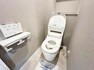 トイレ 日本を訪れた外国の方で「使ってみて驚いた」と仰る方の多い、ウォシュレット。おしりを優しく洗ってくれるだけではなく、パワー脱臭機能なども備え、快適な空間を創出する機能もございます。