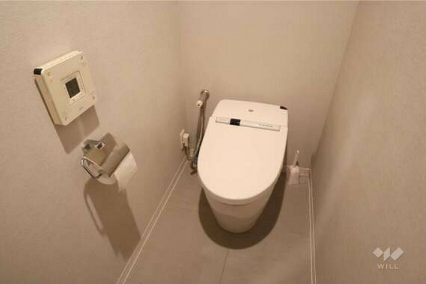 トイレ トイレ。グレーを基調とした落ち着きのある空間です。※当写真は、CG処理により小物等を消しております。
